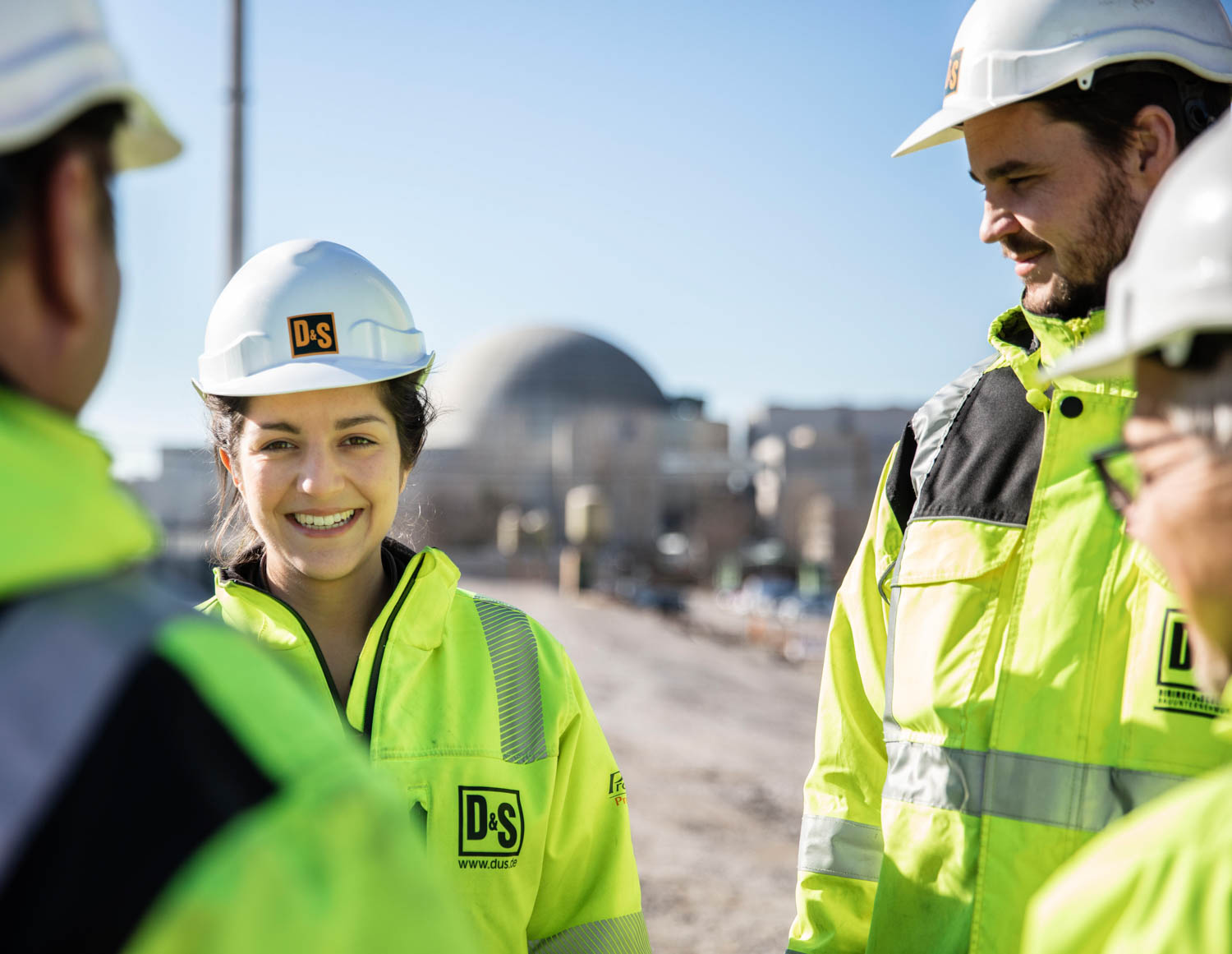 Corporate Fotografie Bauwirtschaft Umbau Kernkraftwerk Phillipsburg Teamfoto mit junger Bauingenieurin